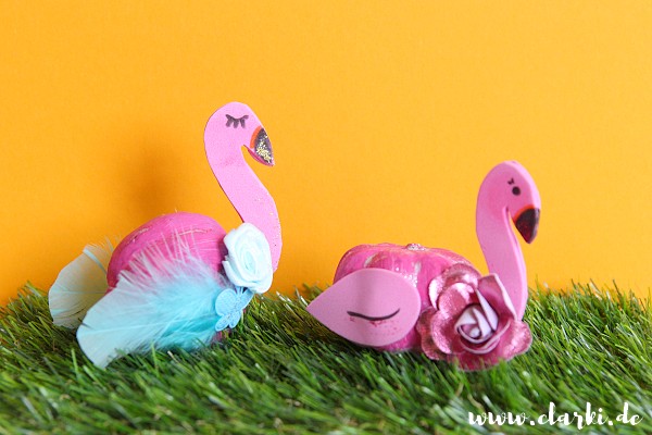 DIY: Süße Flamingo-Kürbis-Deko – clarki.de – DIY, Food, kreative Bücher &  (e)Books #selbermache #sommer #basteln #pink #kürbis #ha…